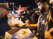 “Iraquíes sirven en maukeb a los peregrinos del Arbaín en la frontera de Chazabe” “Iraquíes sirven en maukeb a los peregrinos del Arbaín en la frontera de Chazabe”