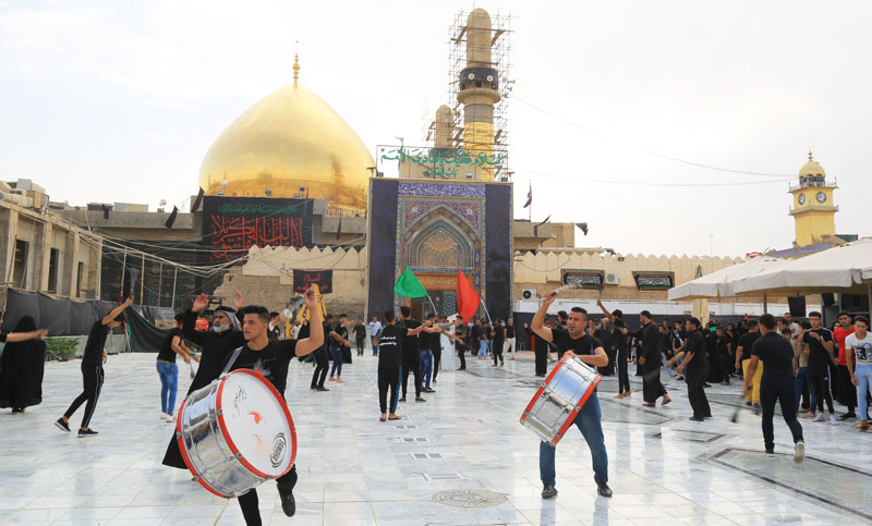 مواكب العزاء تتوافد الى المرقد العسكري بذكرى شهادة الامام السجاد (عليه السلام)